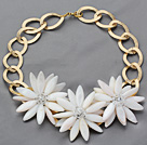 2013 Summer New Design White Shell Flower Necklace with Golden Color Metal Chain