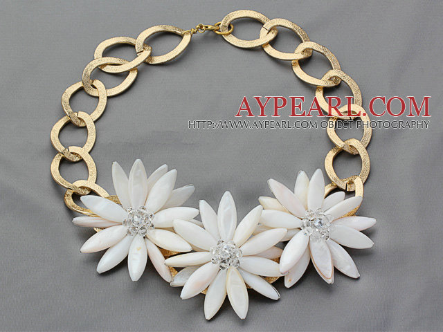 2013 Summer New Design White Shell Flower Necklace with Golden Color Metal Chain