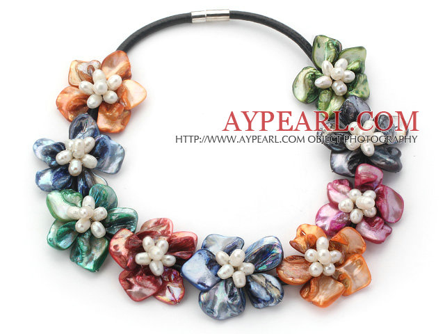 Verschiedene Multi Color Shell Blume und weißen Süßwasser-Zuchtperlen Lederhalsband