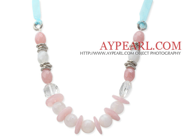 Collier acrylique rose et blanc avec ruban bleu-clair