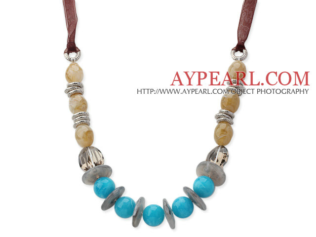 Collier acrylique jaune et bleu clair avec ruban brun rougeâtre