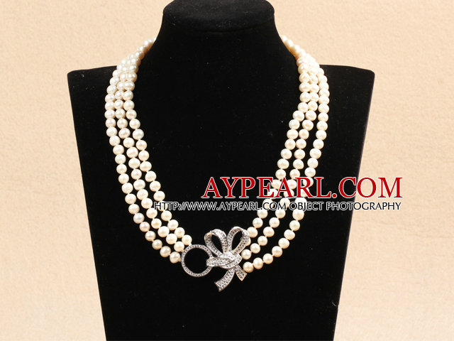 Best Mother Gift Graceful Tre Strand Natural White Pearl Partiet kjede med Rhinestone bowknot Clasp