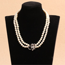 Bestes Muttergeschenk Graceful doppelter Strang natürliche weiße Perlen Partei Halskette mit Rhinestone Bowknot-Schließe