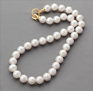 Conception classique 10-11mm rond blanc perle d'eau douce collier perlé avec fermoir plaqué or