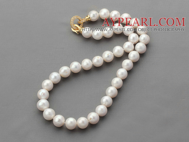 Klassisk design 10-11mm Rund Vit Sötvatten Pearl pärlstav halsband med guldpläterad Lås