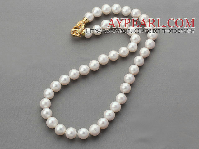 Classic Design 10-11mm Rund hvit ferskvannsperle Beaded Knyttet halskjede med forgylt Clasp