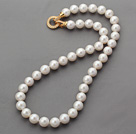 Klassisk design 10-11mm Rund Vit Sötvatten Pearl pärlstav Knutna halsband med guldpläterad lås med Rhinestone