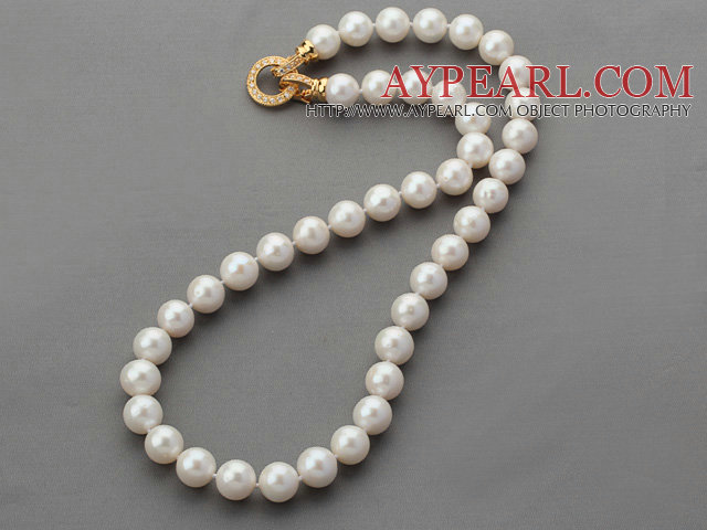 Klassisk design 10-11mm Rund Vit Sötvatten Pearl pärlstav Knutna halsband med guldpläterad lås med Rhinestone