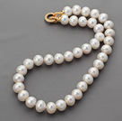 Classic Design Round A Grade hvit ferskvannsperle Beaded Knyttet halskjede med forgylt Clasp