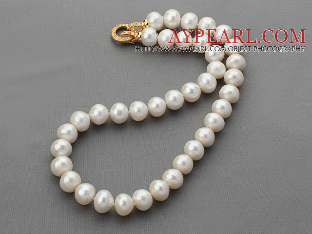 Klassischer Entwurf Runde A Grade weißen Süßwasser-Zuchtperlen Halskette geknotet mit vergoldet Verschluss Perlen