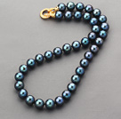 En Grade Round 11-12mm Blue Light Svart Freshwater Pearl Beaded Knyttet halskjede med forgylt Clasp