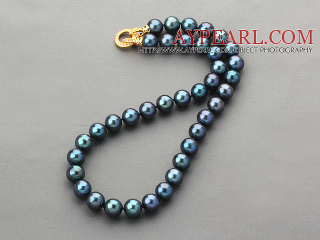 En Grade Round 11-12mm Blue Light Svart Freshwater Pearl Beaded Knyttet halskjede med forgylt Clasp