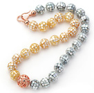 Grå og gul farge 14mm runde Mosaic Shell Beaded knyttede Necklaec med gylne Rose farge Metal Ball