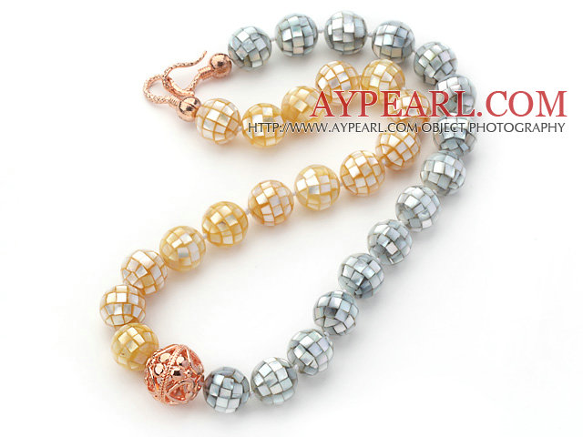 Grå og gul farge 14mm runde Mosaic Shell Beaded knyttede Necklaec med gylne Rose farge Metal Ball