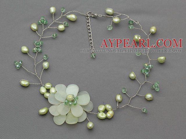 Light Green Series Grün Süßwasser-Zuchtperlen und grüne Kristall und Serpentine Jade Blume Gehäkelte Halskette