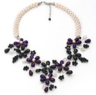 Hvit Freshwater Pearl og Black Purple Color Crystal Flower part halskjede