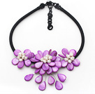 Série pourprée Shell et blanc perle d'eau douce collier de fleur avec cordon noir