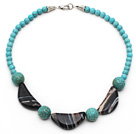 Turquoise assortis et demi-lune en agate noire Collier