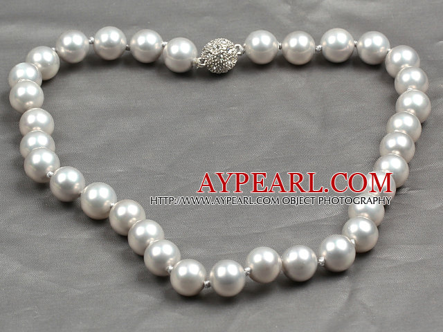 Mote Singel Strand 12mm Grey Round Seashell perler halskjede med rhinestone magnetisk lås