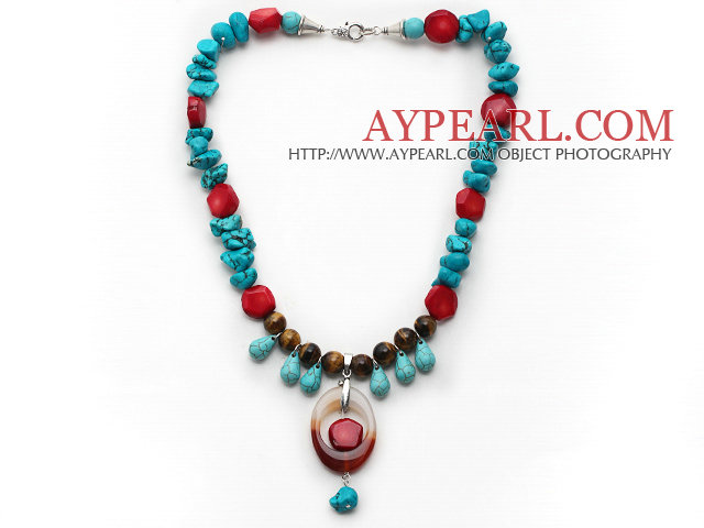 Assortiment de turquoise et oeil de tigre et de corail rouge et collier d'agate