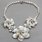 Vit Sötvatten Pearl Shell och vit Trochus Shell Flower halsband