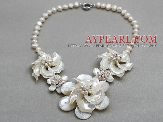Hvit Freshwater Pearl Shell og hvitt Trochus Shell Flower halskjede