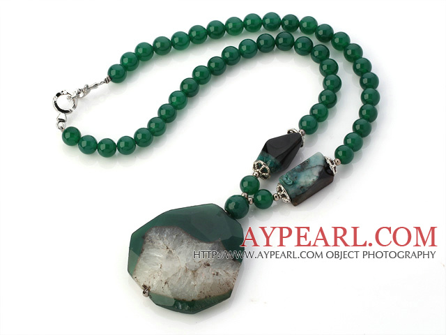 Fashion Round And Irregular Green Agate Beaded Necklace With Crystallized Agate Pendant