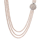 Classic Tre Strands 8 - 9mm Natural White Freshwater Pearl pärlstav Halsband med Shell Flower Lås