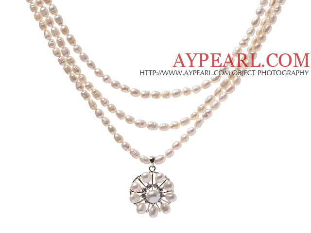 Elegante Drei Stränge 5-6mm Natural White Süßwasser-Zuchtperlen -Halskette mit Perlen Schöne Perle Blumen-Anhänger