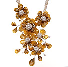 Fashion Twisted White Pearl Strands Og Layer Yellow Shell Flower Pendant Partiet halskjede