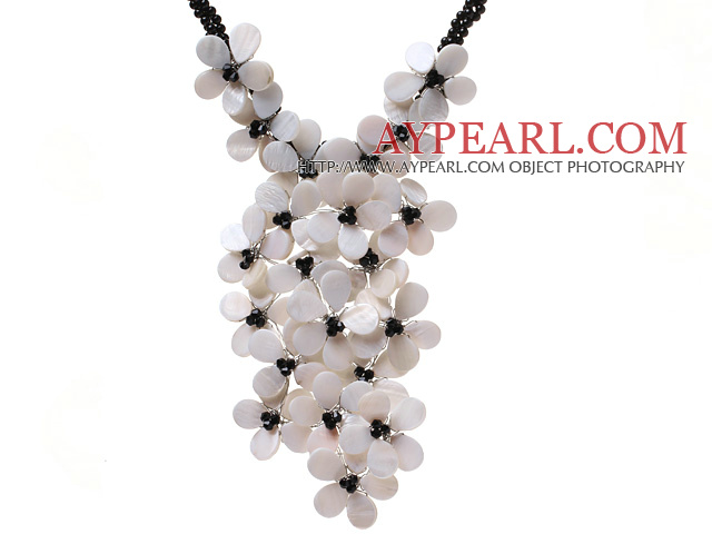 Fashion Twisted rund svart Agate Strands Och Layer Vit Shell Black Crystal Flower Pendant Party halsband