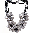 Fashion Tre Strands Svart Freshwater Pearl og Layer Painted Shell Flower part halskjede