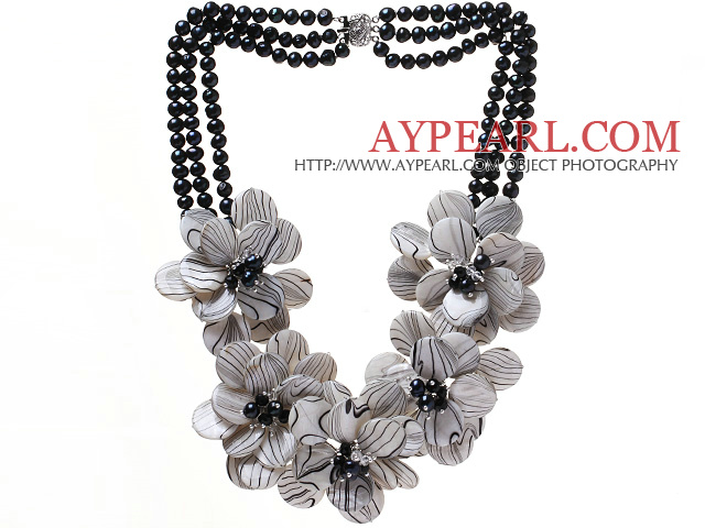 Fashion Tre Strands Svart Freshwater Pearl og Layer Painted Shell Flower part halskjede