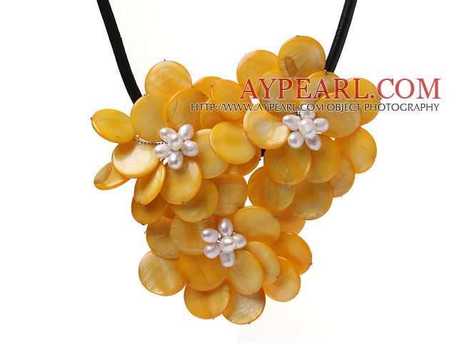 Style de calque blanc élégant perle d'eau douce et le disque Collier Fleur Shell jaune avec cuir noir