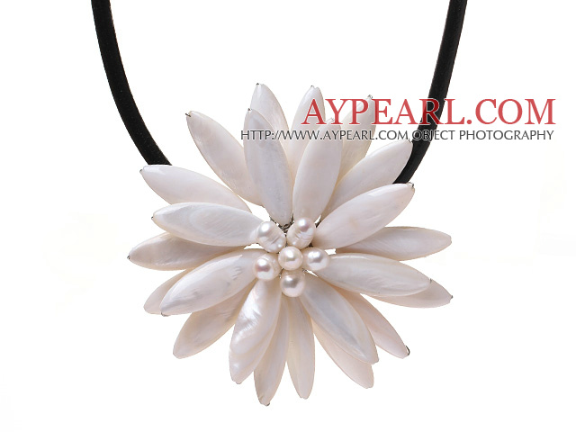 Classic Natural White Series Sötvatten Pearl Shell Flower Party halsband med svart läder