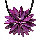 Classic Natural Purple Series Sötvatten Pearl Shell Flower Party halsband med svart läder