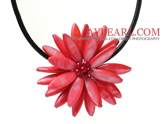 Classic Natural Red Series Sötvatten Pearl Shell Flower Party halsband med svart läder