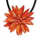 Collier Parti série Naturel Orange perle d'eau douce de fleur de Shell classique en cuir noir