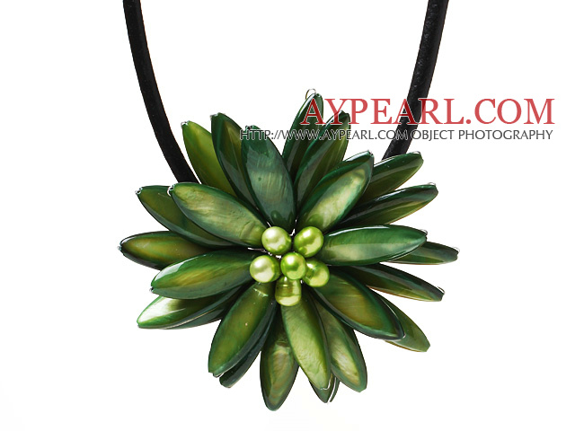 Classic Natural Green Series Sötvatten Pearl Shell Flower Party halsband med svart läder