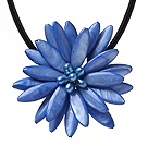 Classic Natural Sky Blue Series Sötvatten Pearl Shell Flower Party halsband med svart läder