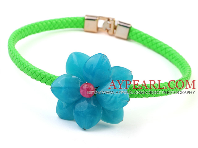 Nydelig Enkelt blå akryl blomst og grønn Leather Choker Necklace