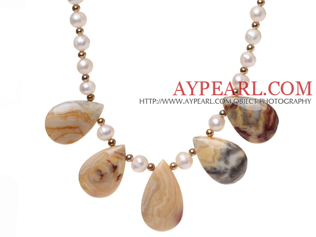 Vakker Natural White Ferskvann Pearl og Nut Shape Banded Agate Strand kjede med S Clasp