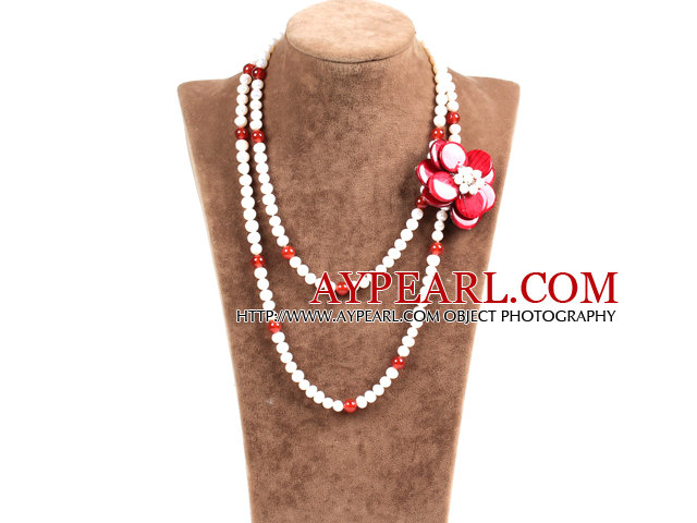 Fantastisk Partiet stil Double Strand Natural White Freshwater Pearl Necklace med røde perler Red Agate Shell Flower Charm