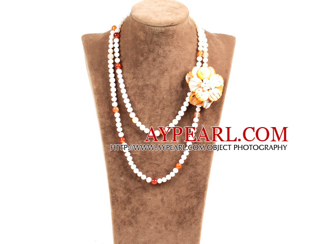 Fantastisk Partiet stil Double Strand Natural White Freshwater Pearl Necklace med naturlig agat perler Shell Orange Flower Charm
