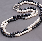 Brins de double de mode en noir et perles blanches Collier 7-8mm avec double anneau fermoir