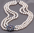 Elegante Multi Strands 7-8mm Natural White Süßwasser Perlen -Halskette mit Black Pearl Strass -Blumen-Charme