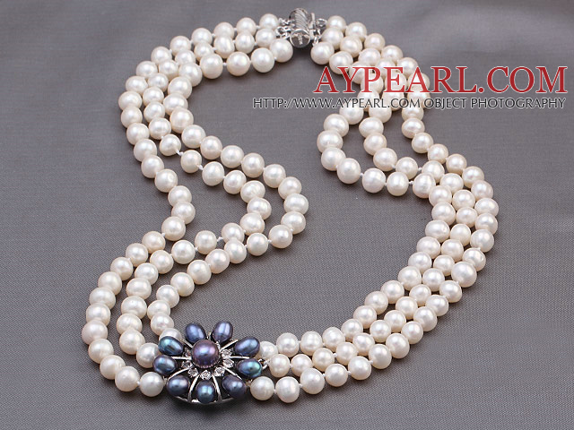 Elegante Multi Strands 7-8mm Natural White Süßwasser Perlen -Halskette mit Black Pearl Strass -Blumen-Charme