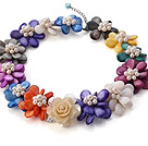 Trevlig Natural White Freshwater Pearl och Multi Colorful Shell Flower halsband med utdragbara kedja