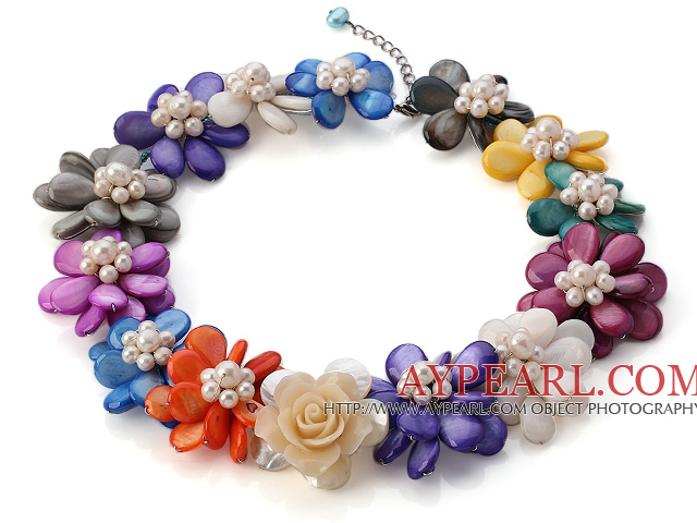 Trevlig Natural White Freshwater Pearl och Multi Colorful Shell Flower halsband med utdragbara kedja