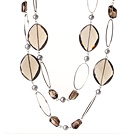 Belle forme longue ovale de style naturel quartz fumé et gris perle collier de perles
